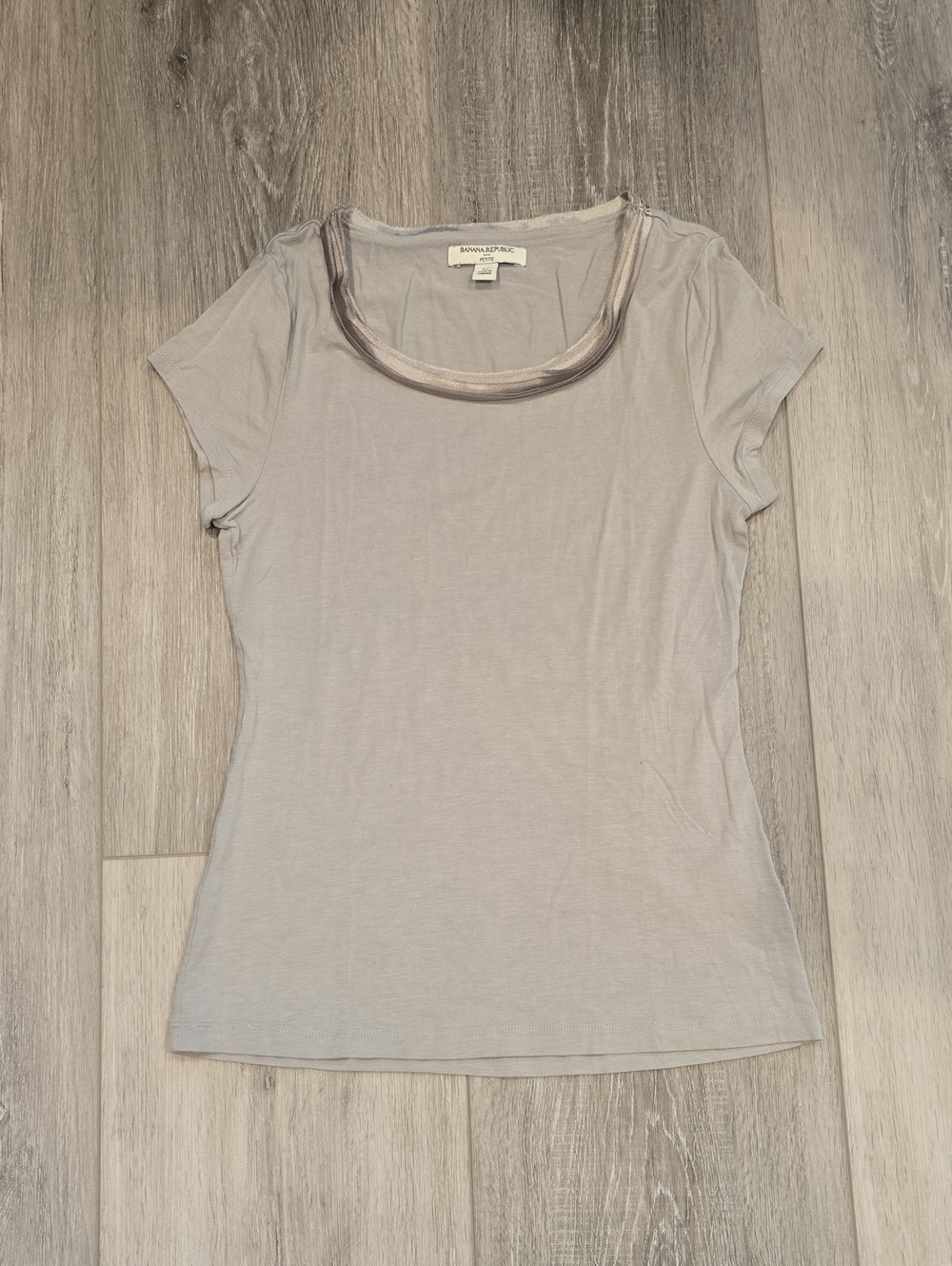 Banana Republic Light Gray Short Sleeve Scoop Neck Tee